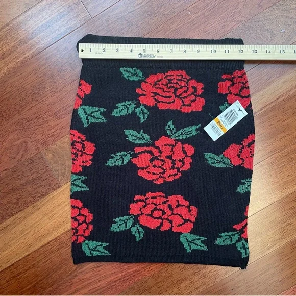 Material Girl Black and Red Floral Mini Skirt - Picture 9 of 10